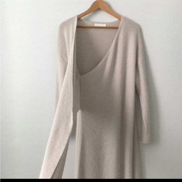 Dress features a sexy and flattering design RESTOCKED - Picture 4 of 6